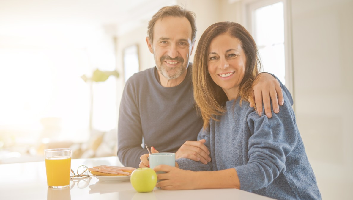 Pareja posando en la cocina