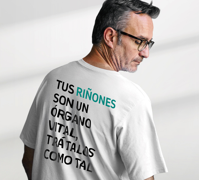 Hombre con camiseta informativa sobre los riñones