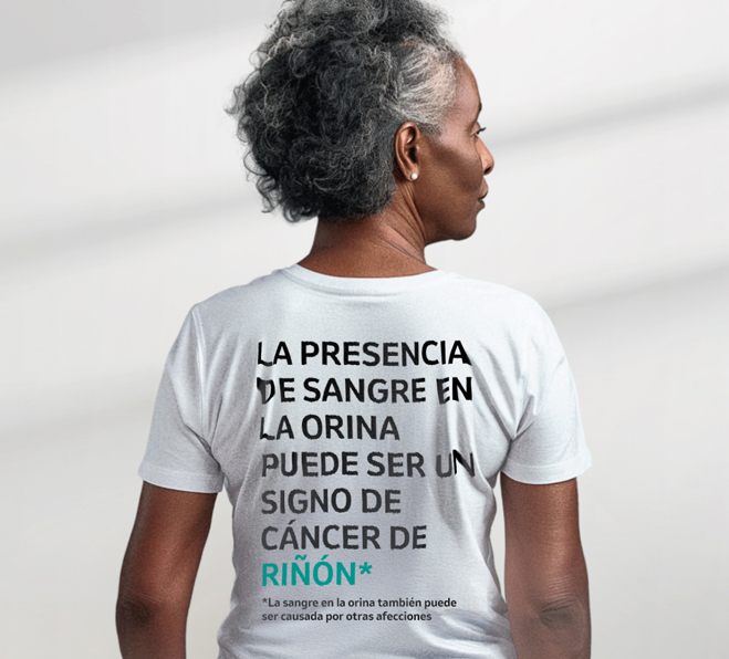 Mujer con camiseta informativa sobre los signos del cáncer de riñón