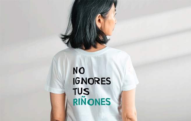 Mujer con camiseta con slogan de no ignores tus riñones