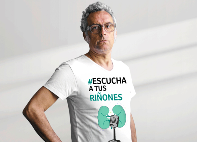 Hombre con camiseta con mensaje Escucha a tus Riñones
