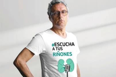 Hombre con camiseta con mensaje Escucha a tus Riñones
