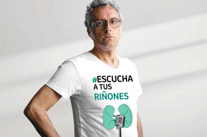 Hombre con camiseta con mensaje Escucha a tus Riñones